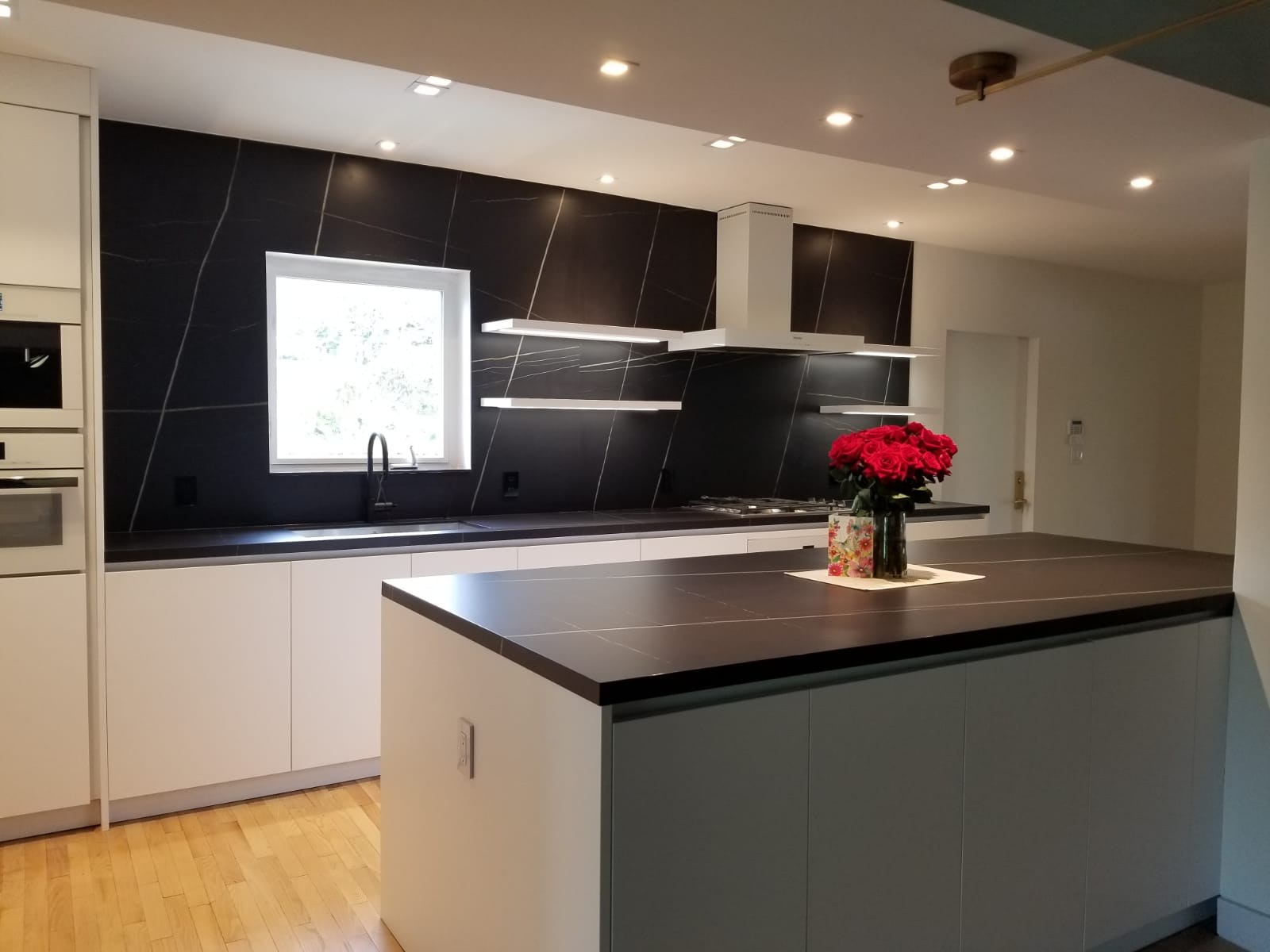 Black & White Modern Kitchen — view 1